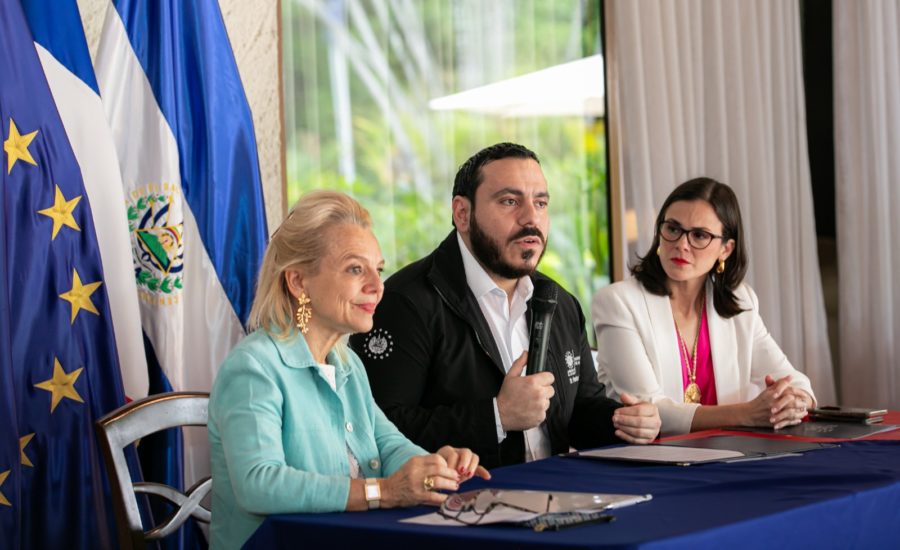 Image of the Signing Ceremony featuring the 3 signatories with the European and Salvadoran Flag in the background.