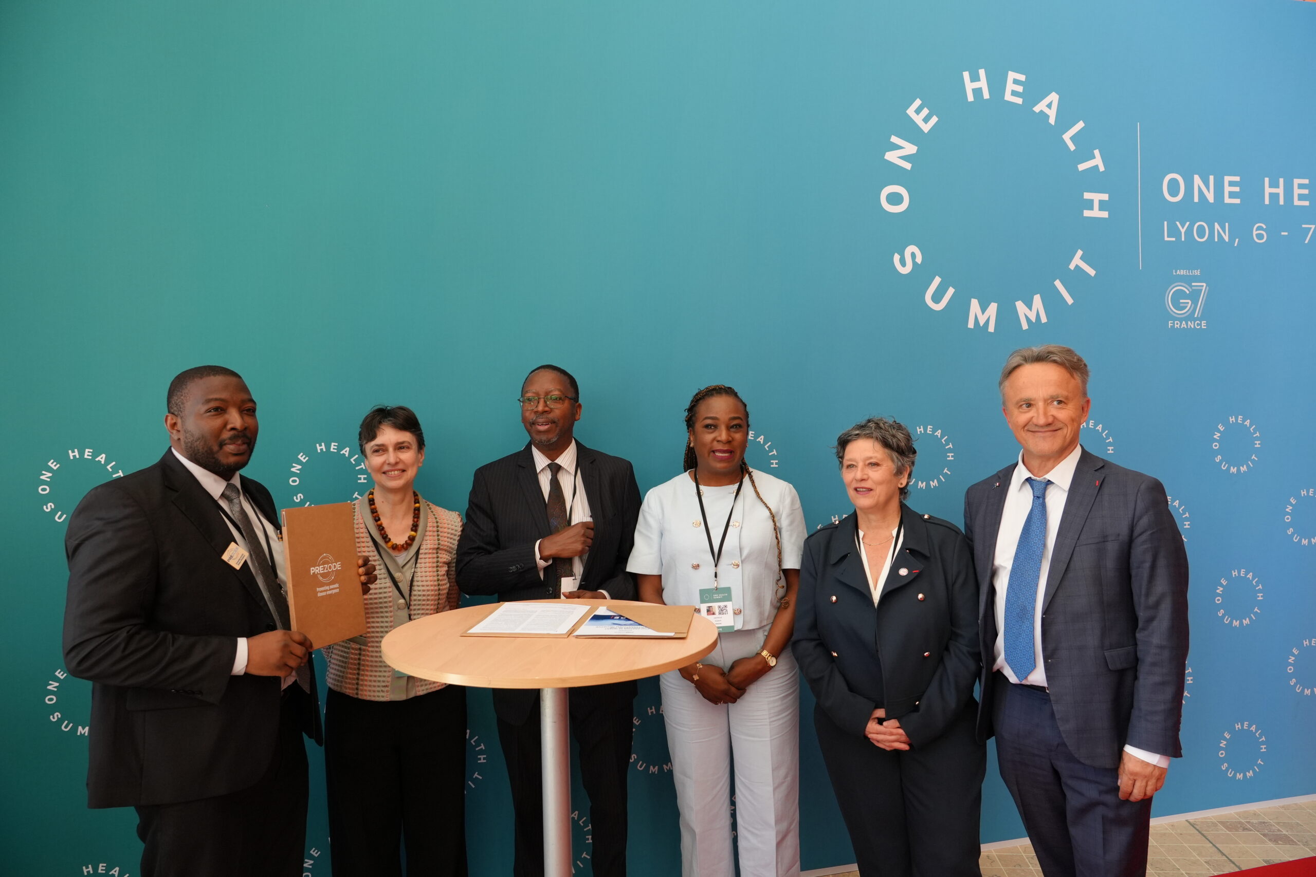 Signing of the MOU with IsDB representatives Idrissa Dia and Biola K. Badmos, with Elisabeth Claverie de Saint Martin (CIRAD), Elsa Dibongue (PREZODE), Valérie Verdier (IRD) and Philippe Mauguin (INRAE).